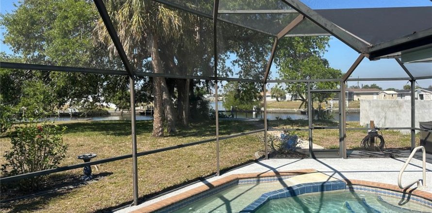 House in Port Charlotte, Florida 3 bedrooms, 149.39 sq.m. № 1615401