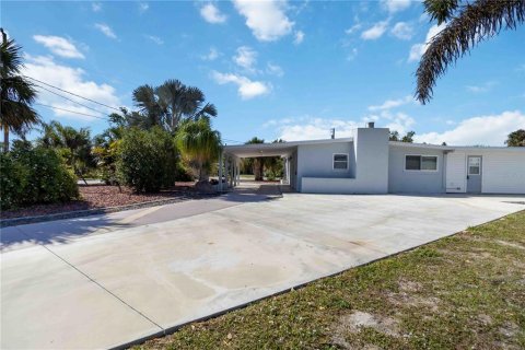 House in Port Charlotte, Florida 3 bedrooms, 149.39 sq.m. № 1615401 - photo 8