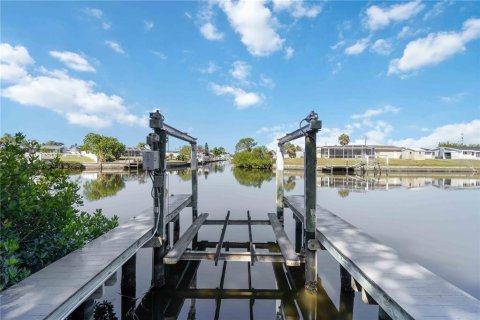 House in Port Charlotte, Florida 3 bedrooms, 149.39 sq.m. № 1615401 - photo 3