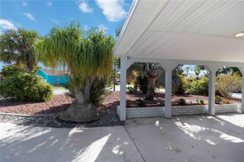 House in Port Charlotte, Florida 3 bedrooms, 149.39 sq.m. № 1615401 - photo 4