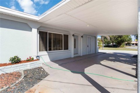 House in Port Charlotte, Florida 3 bedrooms, 149.39 sq.m. № 1615401 - photo 5