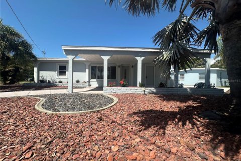 House in Port Charlotte, Florida 3 bedrooms, 149.39 sq.m. № 1615401 - photo 2