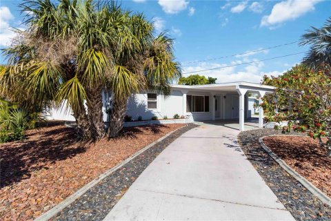 House in Port Charlotte, Florida 3 bedrooms, 149.39 sq.m. № 1615401 - photo 6
