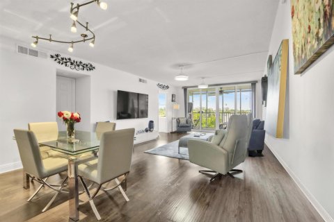 Condo in Lighthouse Point, Florida, 2 bedrooms  № 2251016 - photo 15