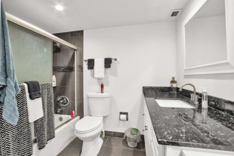 Condo in Lighthouse Point, Florida, 2 bedrooms  № 2251016 - photo 23