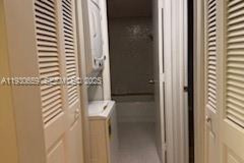 Снять в аренду кондоминиум в Тамарак, Флорида 2 спальни, 80.36м2, № 1989439 - фото 7