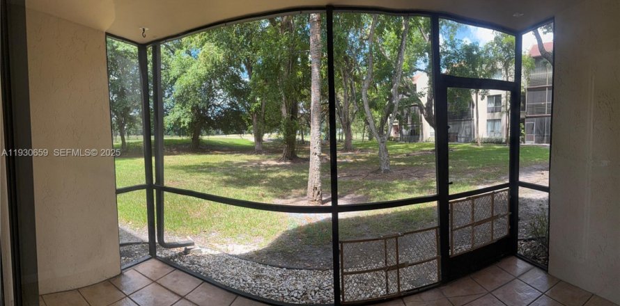 Кондоминиум с 2 спальнями в Тамарак, Флорида № 1989439