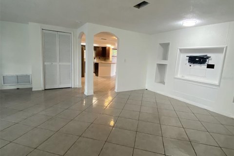 House in Holiday, Florida 3 bedrooms, 135.36 sq.m. № 2110142 - photo 15