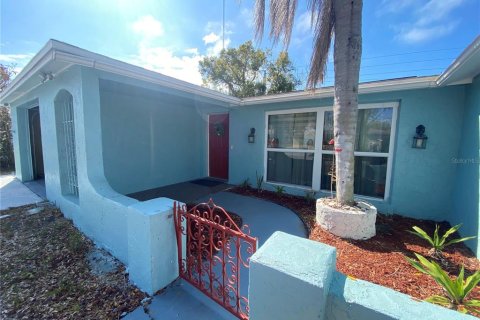 House in Holiday, Florida 3 bedrooms, 135.36 sq.m. № 2110142 - photo 3