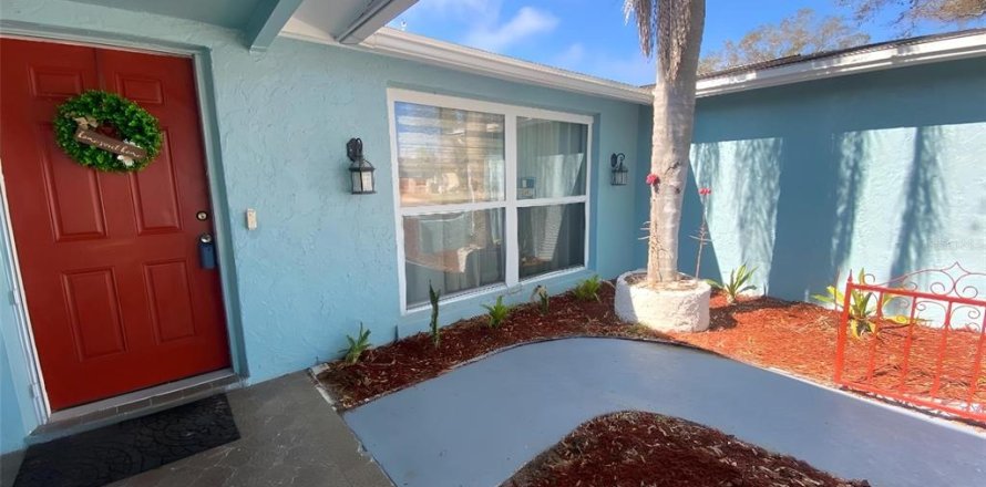 House in Holiday, Florida 3 bedrooms, 135.36 sq.m. № 2110142