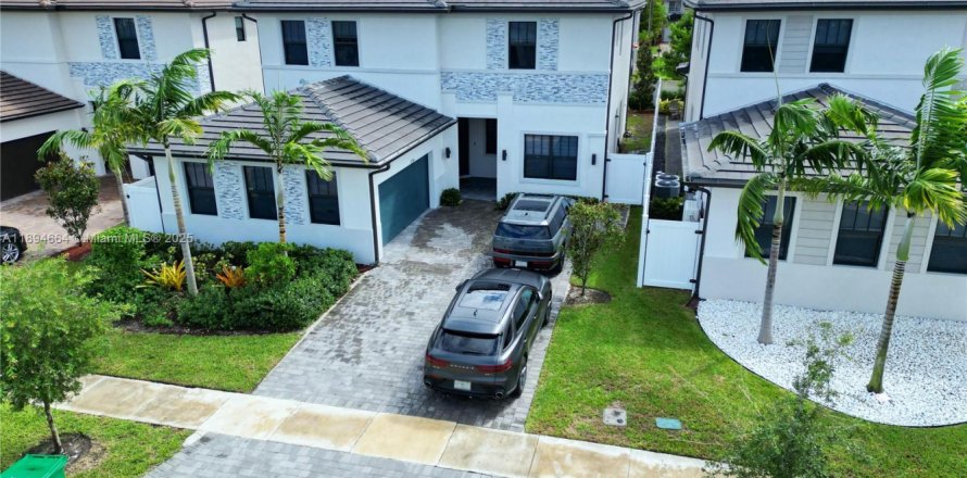 Casa en Miramar, Florida 5 dormitorios, 337.51 m2 № 1947112