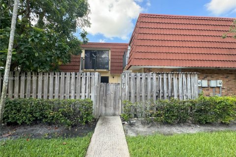 Townhouse in Plantation, Florida 2 bedrooms, 127.46 sq.m. № 2050848 - photo 2