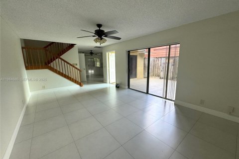 Townhouse in Plantation, Florida 2 bedrooms, 127.46 sq.m. № 2050848 - photo 3