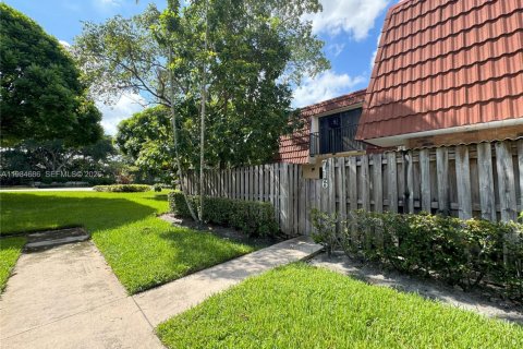 Townhouse in Plantation, Florida 2 bedrooms, 127.46 sq.m. № 2050848