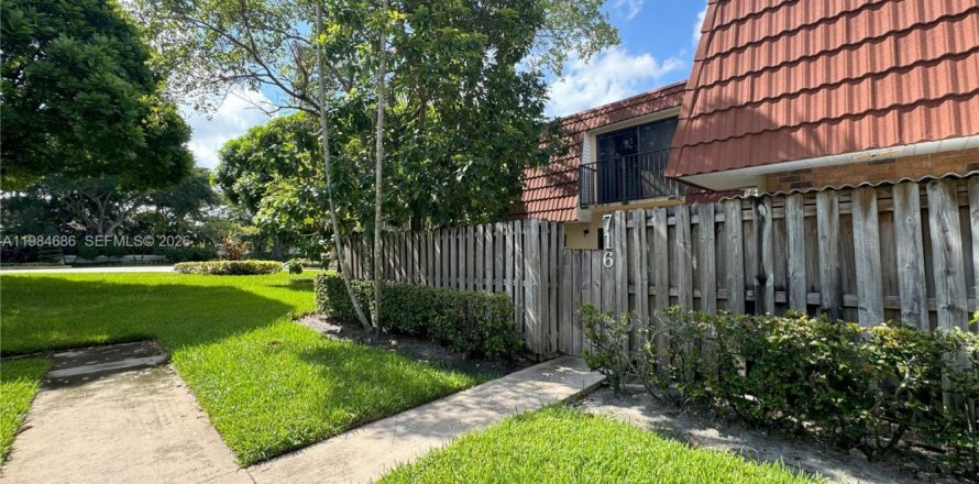 Townhouse in Plantation, Florida 2 bedrooms, 127.46 sq.m. № 2050848