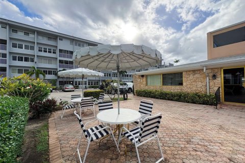 Condo in Hallandale Beach, Florida, 1 bedroom  № 2059859 - photo 18