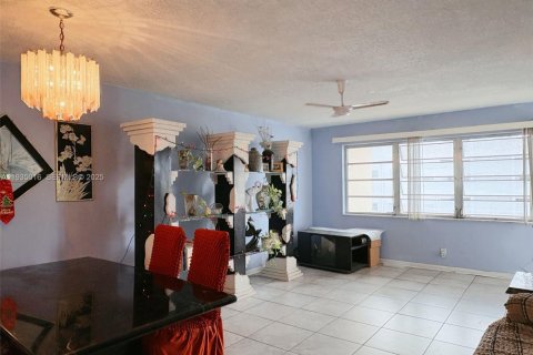 Condo in Hallandale Beach, Florida, 1 bedroom  № 2059859 - photo 5