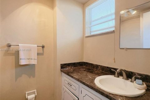 Condo in Hallandale Beach, Florida, 1 bedroom  № 2059859 - photo 12