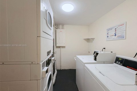 Condo in Hallandale Beach, Florida, 1 bedroom  № 2059859 - photo 22