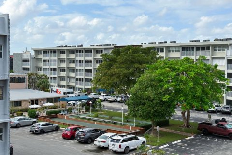 Condo in Hallandale Beach, Florida, 1 bedroom  № 2059859 - photo 6