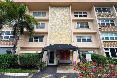 Condo in Hallandale Beach, Florida, 1 bedroom  № 2059859 - photo 2