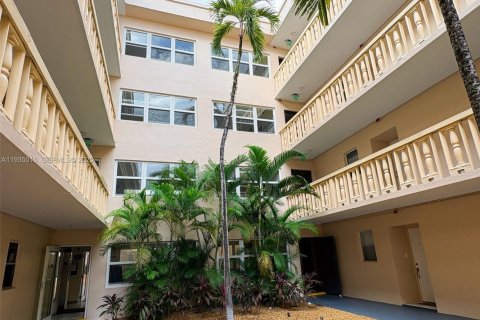 Condo in Hallandale Beach, Florida, 1 bedroom  № 2059859 - photo 23