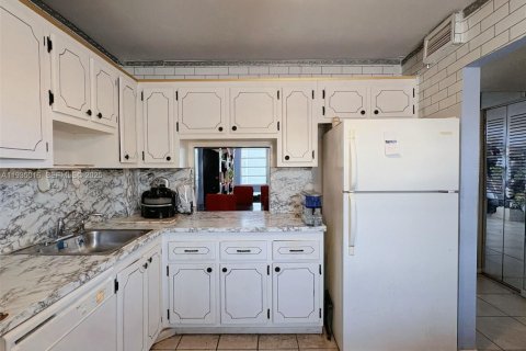 Condo in Hallandale Beach, Florida, 1 bedroom  № 2059859 - photo 14