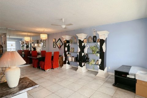 Condo in Hallandale Beach, Florida, 1 bedroom  № 2059859 - photo 4