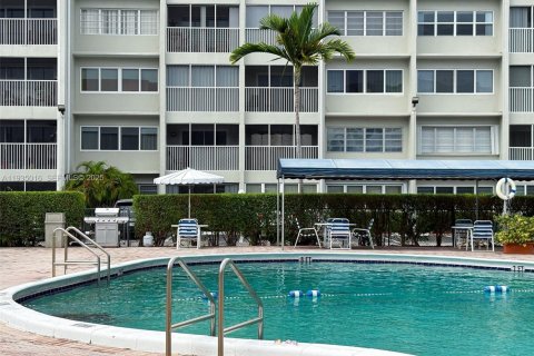 Condo in Hallandale Beach, Florida, 1 bedroom  № 2059859 - photo 16