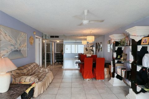 Condo in Hallandale Beach, Florida, 1 bedroom  № 2059859 - photo 13