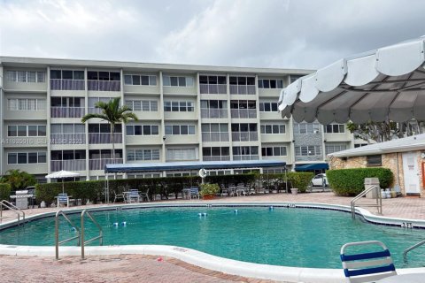 Condo in Hallandale Beach, Florida, 1 bedroom  № 2059859 - photo 17
