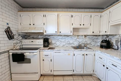 Condo in Hallandale Beach, Florida, 1 bedroom  № 2059859 - photo 3