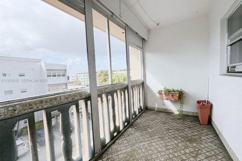 Condo in Hallandale Beach, Florida, 1 bedroom  № 2059859 - photo 7
