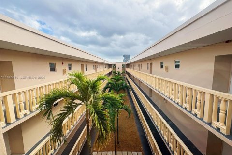 Condo in Hallandale Beach, Florida, 1 bedroom  № 2059859 - photo 24