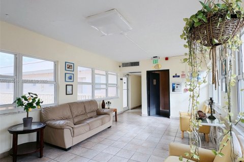 Condo in Hallandale Beach, Florida, 1 bedroom  № 2059859 - photo 21