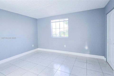 Condo in Hialeah, Florida, 2 bedrooms  № 2040016 - photo 16