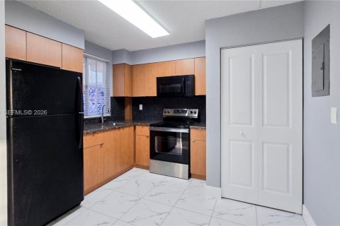 Condo in Hialeah, Florida, 2 bedrooms  № 2040016 - photo 8