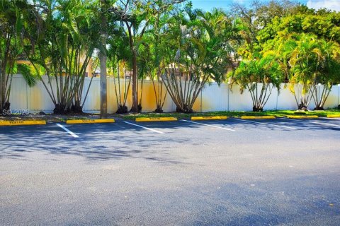 Condo in Hialeah, Florida, 2 bedrooms  № 2040016 - photo 5