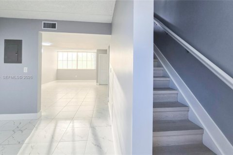 Condo in Hialeah, Florida, 2 bedrooms  № 2040016 - photo 13