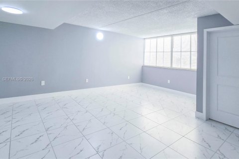 Condo in Hialeah, Florida, 2 bedrooms  № 2040016 - photo 11
