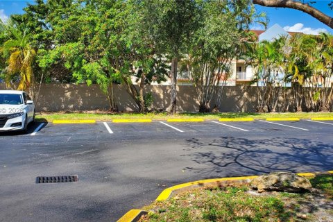 Condo in Hialeah, Florida, 2 bedrooms  № 2040016 - photo 26