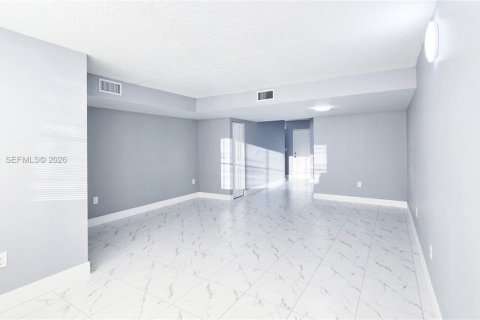 Condo in Hialeah, Florida, 2 bedrooms  № 2040016 - photo 10