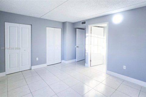 Condo in Hialeah, Florida, 2 bedrooms  № 2040016 - photo 18