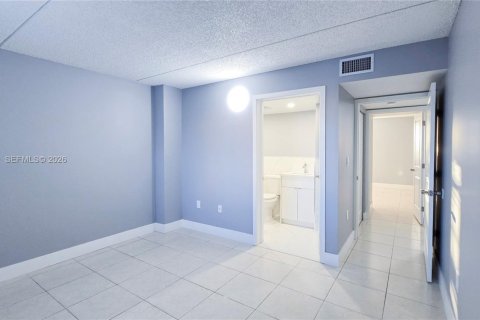 Condo in Hialeah, Florida, 2 bedrooms  № 2040016 - photo 20