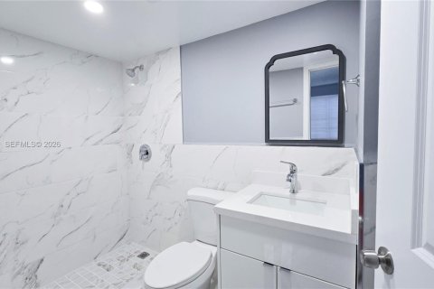 Condo in Hialeah, Florida, 2 bedrooms  № 2040016 - photo 21