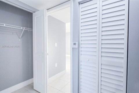 Condo in Hialeah, Florida, 2 bedrooms  № 2040016 - photo 15