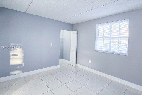 Condo in Hialeah, Florida, 2 bedrooms  № 2040016 - photo 23