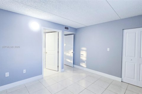 Condo in Hialeah, Florida, 2 bedrooms  № 2040016 - photo 22