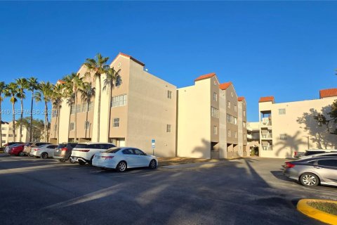 Condo in Hialeah, Florida, 2 bedrooms  № 2040016 - photo 25