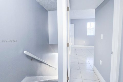 Condo in Hialeah, Florida, 2 bedrooms  № 2040016 - photo 19
